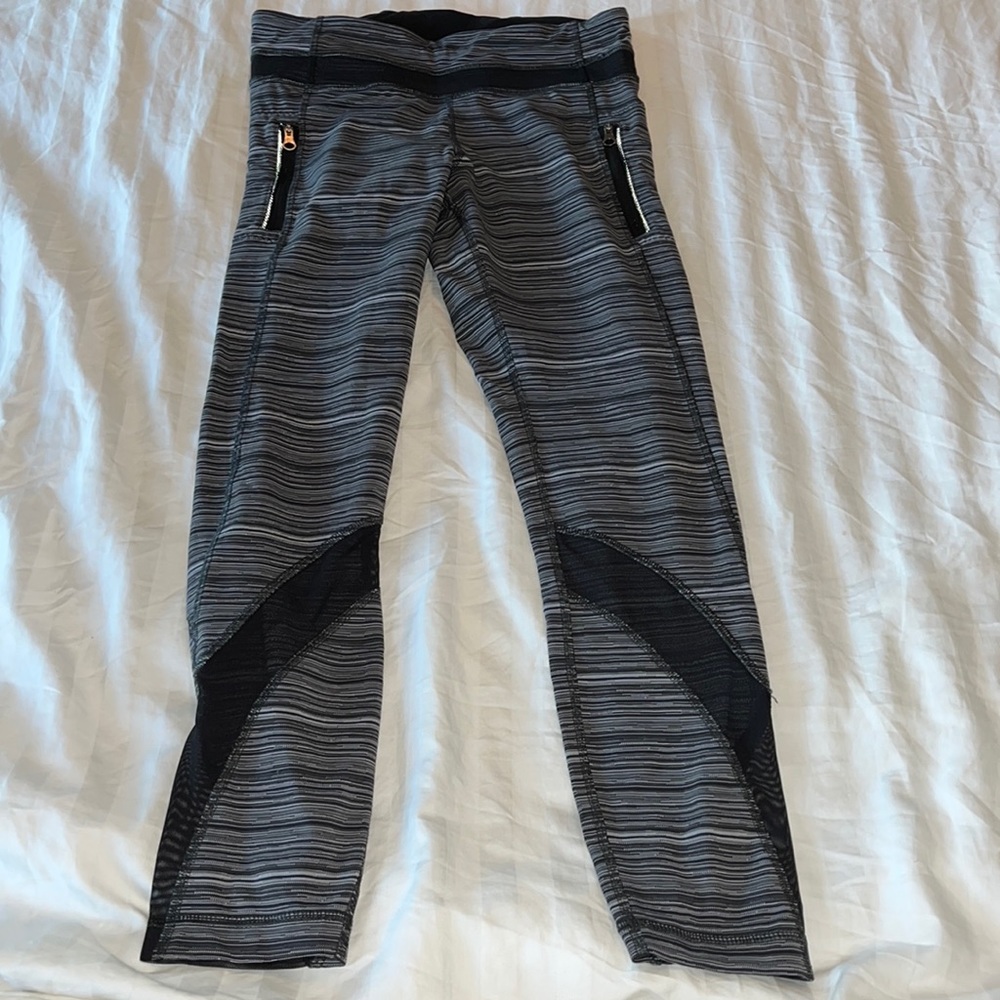 Lululemmon leggins with zippers on sides and ventlation stripes size 4